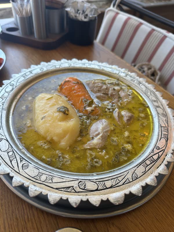 Çini desenli tabakta kuzu haşlama; patates, havuç ve et suyu