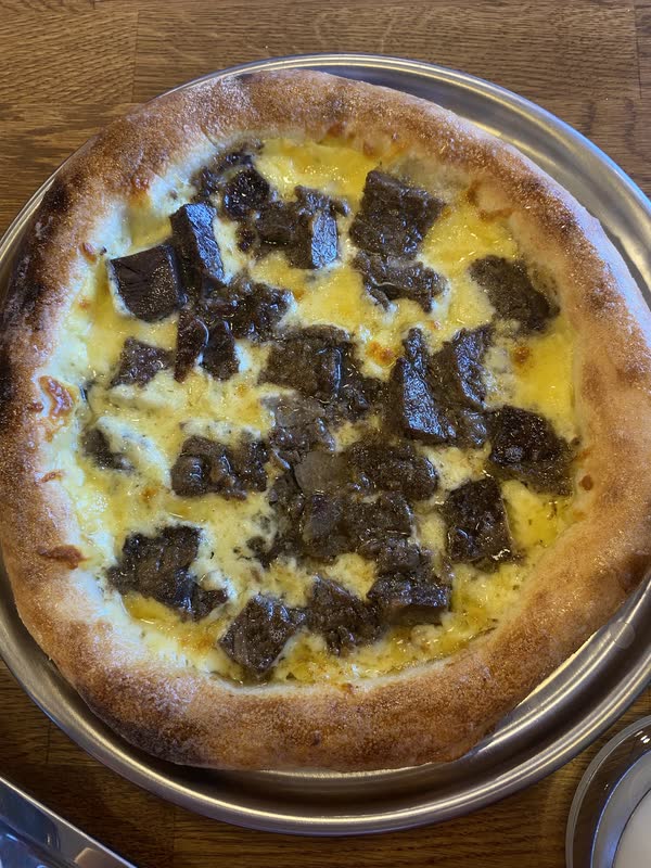 Odun fırınından çıkmış kavurmalı, kolot peynirli ve yumurtalı pide