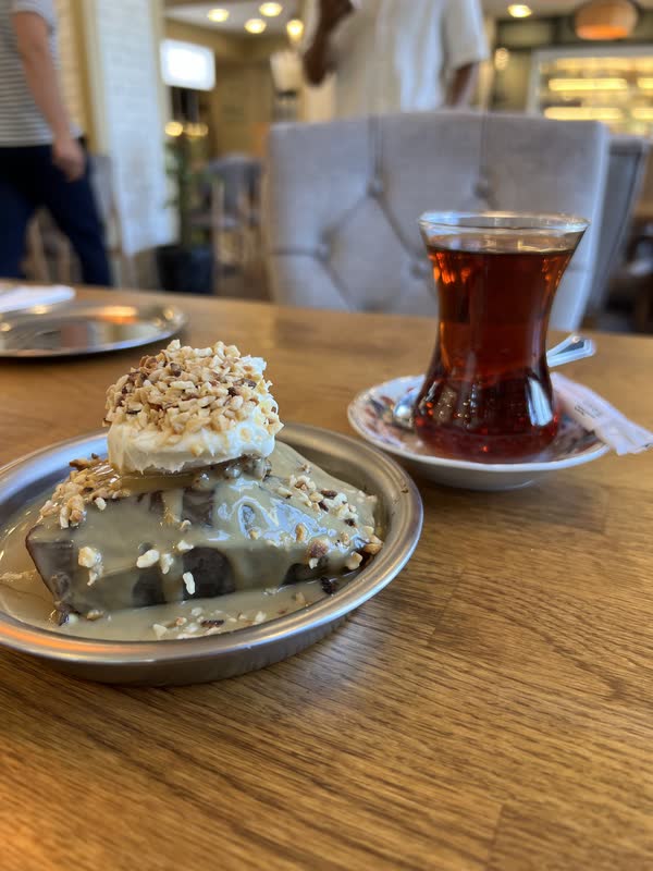 Kabak tatlısı, üzerinde kaymak ve dövülmüş fındık