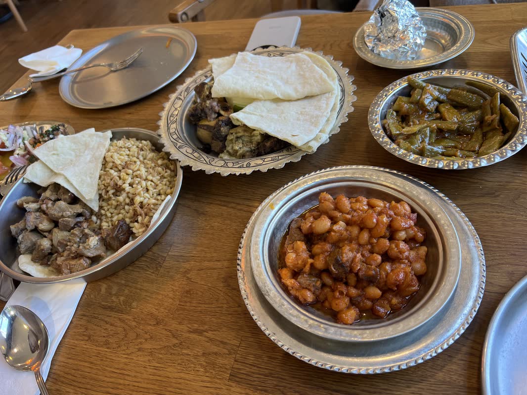 Üstten sofra: kavurma, oba pilavı, turşu ve lavaş