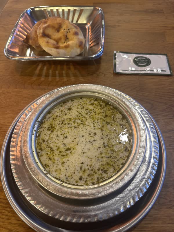 Ev yoğurduyla yapılmış, yeşillikli ayran aşı çorbası