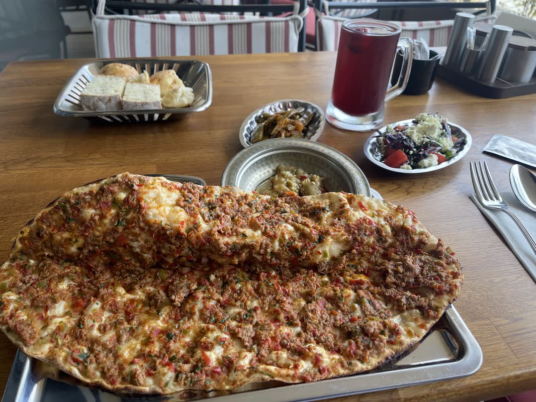 Tepside ince hamurlu Antep lahmacun