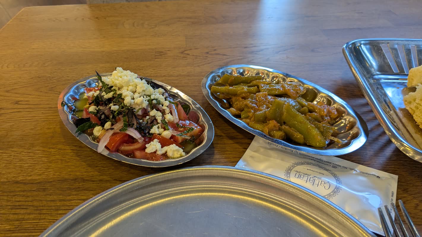 Çoban salata ve yanında turşu kavurma