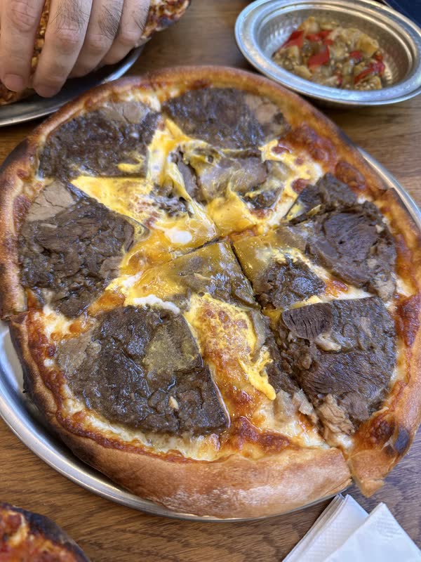 Dilimlenmiş kavurmalı kolot peynirli pide