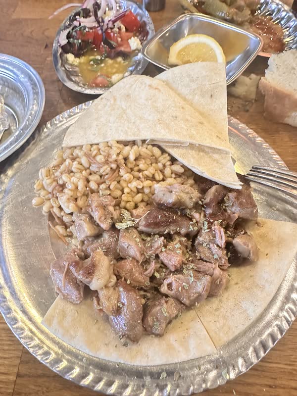 Oba pilavı ve kuzu kavurma, yanında lavaş