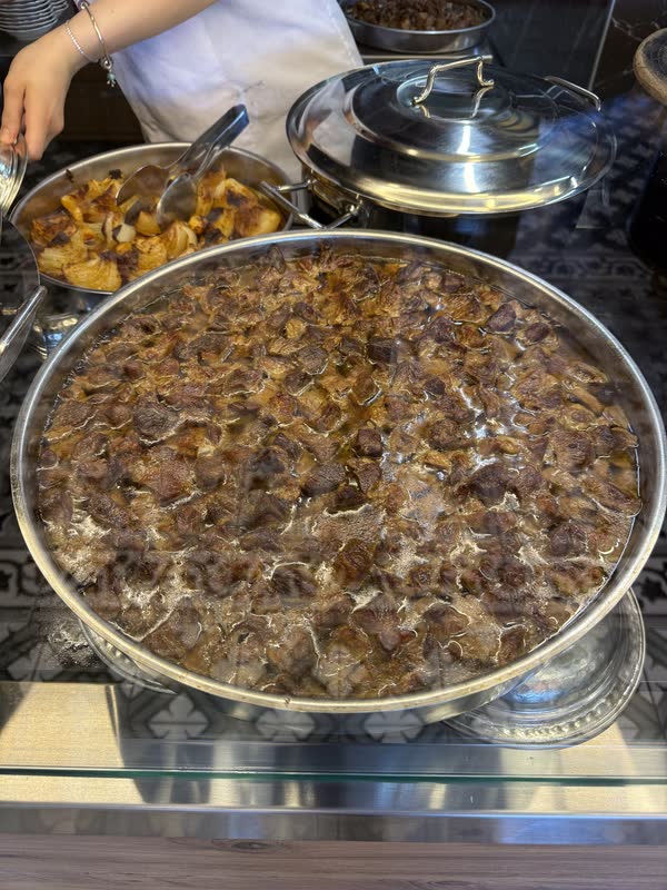 Büyük tepside kavrulan kuzu eti